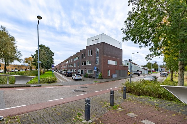 Zeer royaal 4-laags hoekwoning met 2 badkamers en groot dakterras!